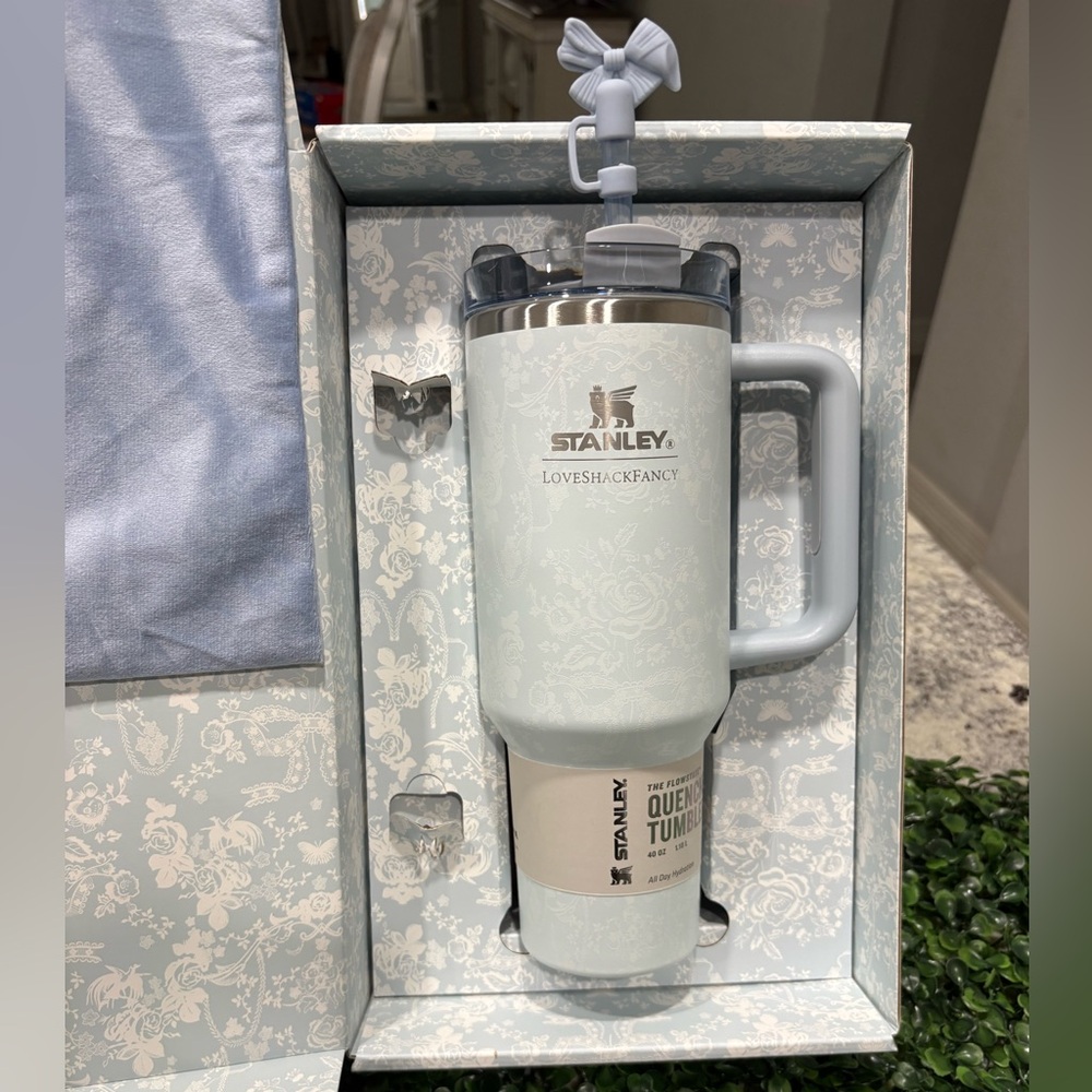 Stanley x LoveShackFancy Blue Tumbler 40
OZ alpine blue NIOB - Picture 2 of 4
